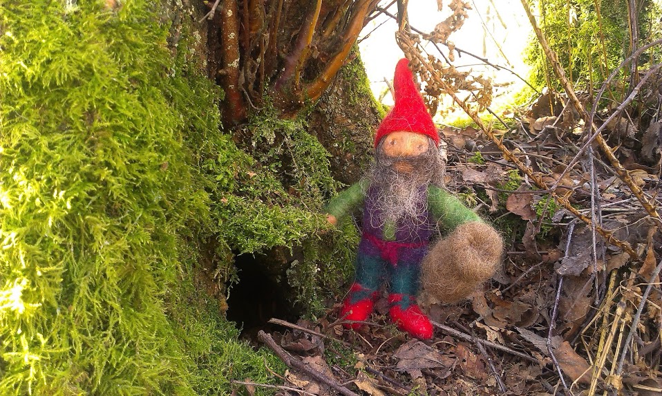 Little red hat has found a mouse hole