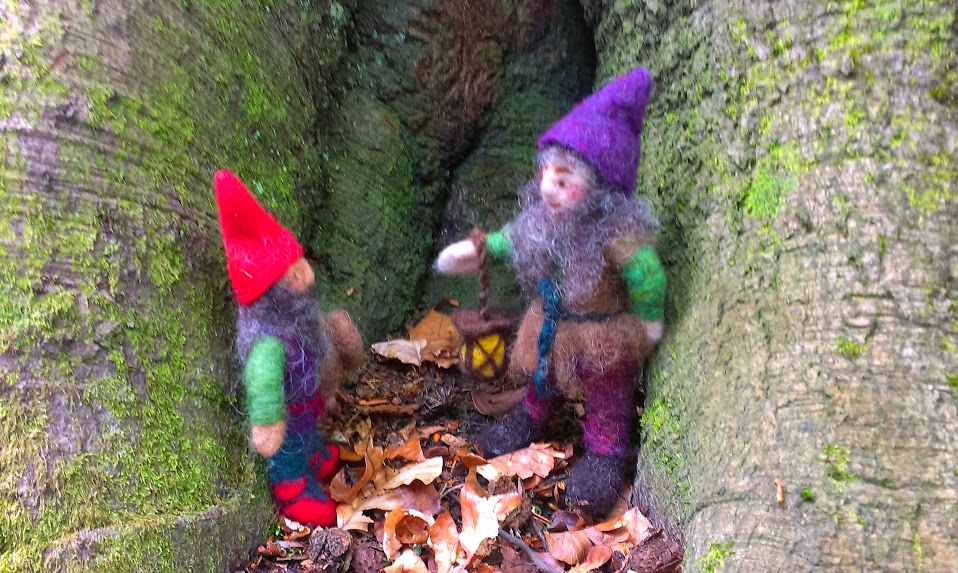 Elf and gnome in conversation