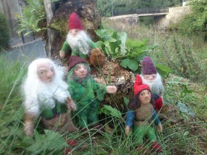 Dwarfs on tree trunk                